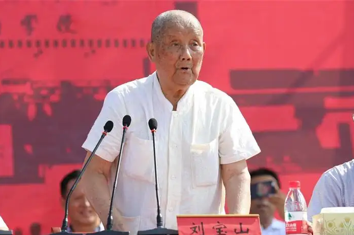 武术世家的中国武术九段、河南省武术协会副主席、少林寺塔沟武校的创办人：刘宝山