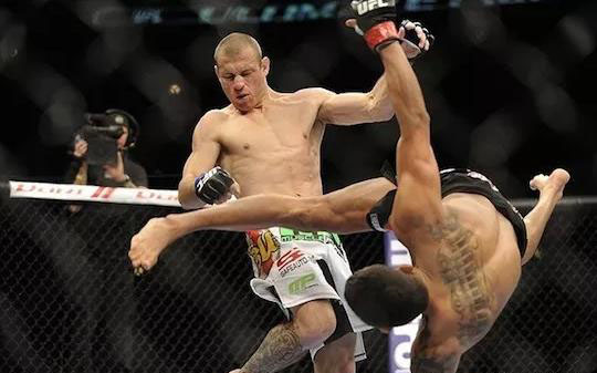 他凌空一脚干翻对手,靠这招火遍全球