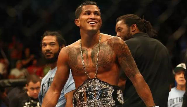 他凌空一脚干翻对手,靠这招火遍全球