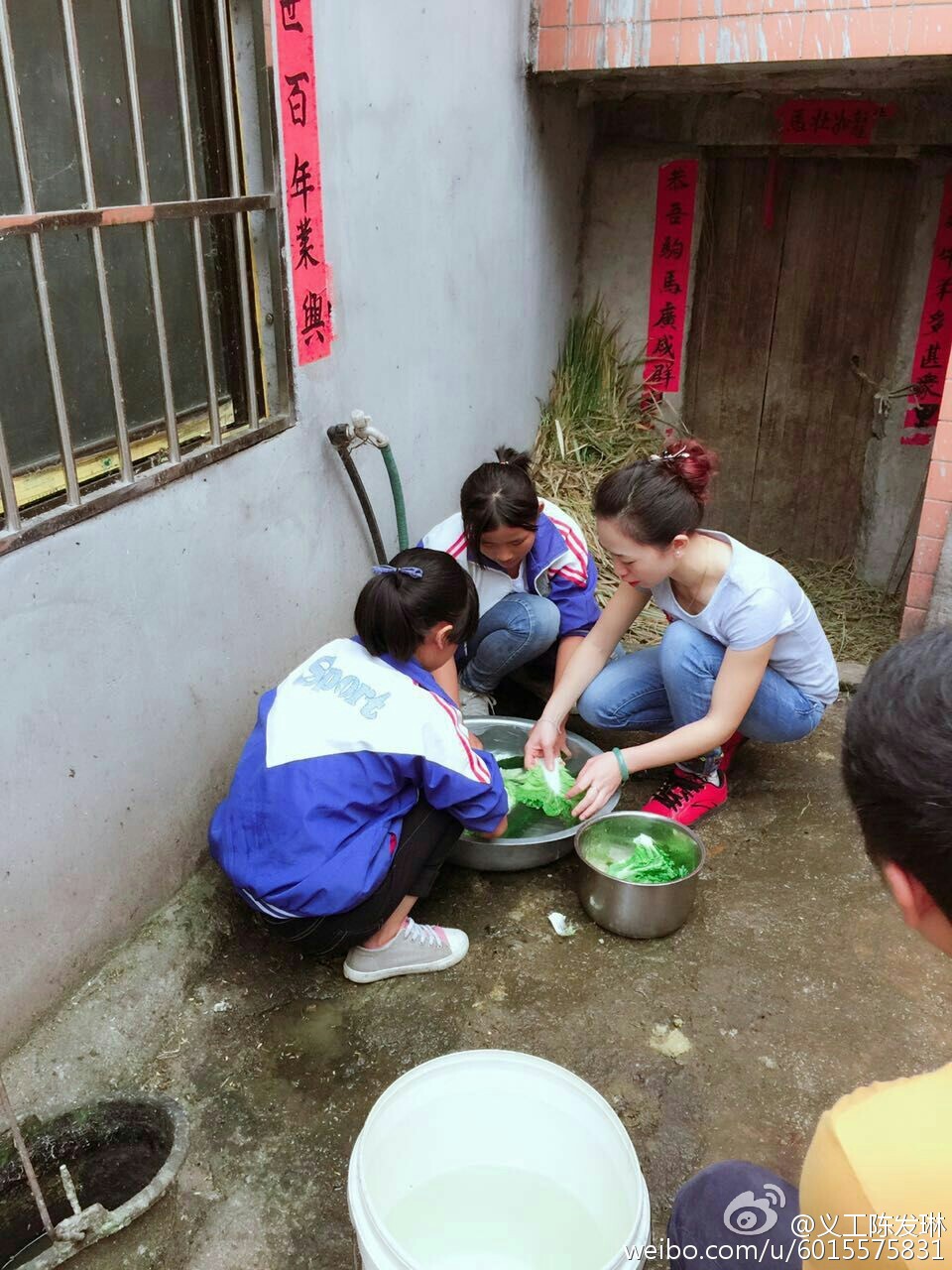 和孩子们一起洗菜！