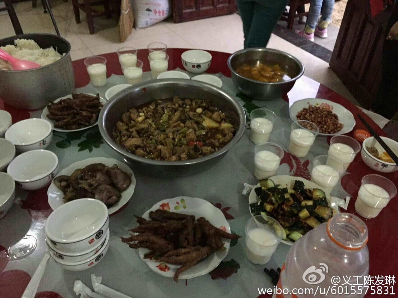 29日他们把孤儿集中在一起，和她们一起做顿饭！